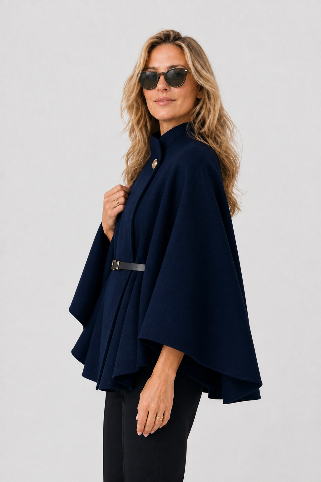 Cape Mantel mit feinem Gürtel
