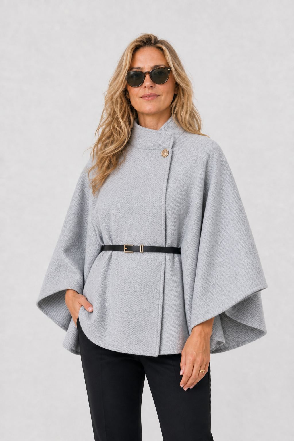 Cape Mantel mit feinem Gürtel
