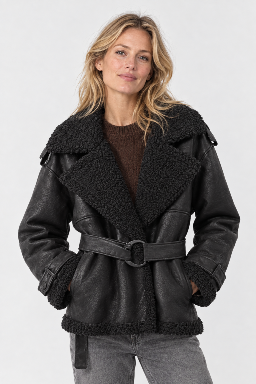 Jacke aus veganem Leder mit Gürtel